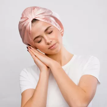 Bonnet en satin GLOV pour cheveux bouclés et coiffés – anti-frisottis, réduction des frottements, rose
