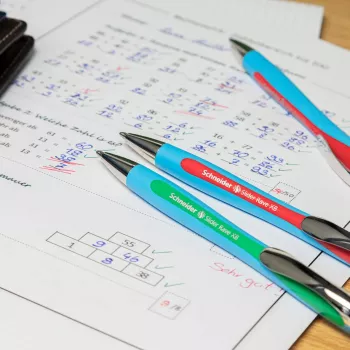 Stylo à bille Schneider Slider Rave lot de 3, encre bleue assortie, moyen 1,0 mm, technologie Viscoglide, zone de préhension ergonomique en caoutchouc, clip métallique, rechargeable 132597
